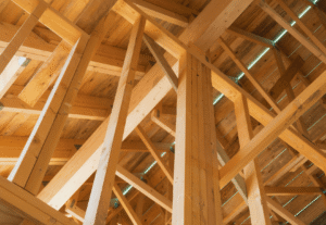 Traitement de charpente : une étape essentielle à la longévité de votre maison