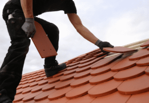 Un contrat d’entretien toiture à La Rochelle pour un habitat durable avec L’Art’isan Français